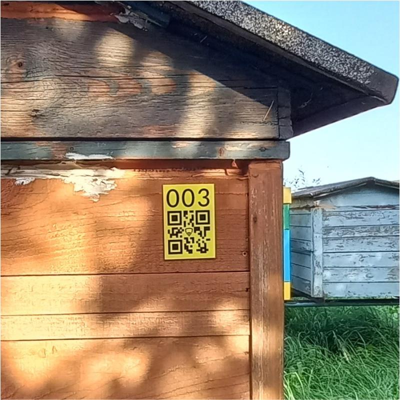 Mała tabliczka z numerem ula.